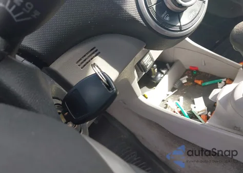 2011 Honda Insight z USA, uszkodzony, nr VIN JHMZE2H36BS008807